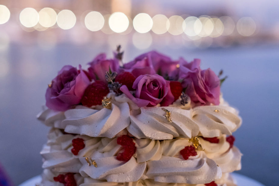 Custom Cakes in Honolulu for Every Occasion. Vanilla Pavlova cake in Honolulu. Vanilla pavlova, white chocolate chantilly, fresh berries, fresh flowers. Wedding pavlova.