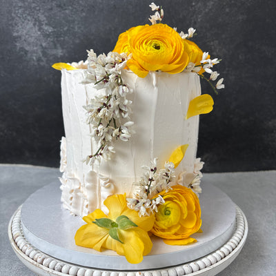 Wedding cakes Honolulu. One tier wedding cake for small weddings. Decorated with vanilla buttercream frosting and fresh flowers.