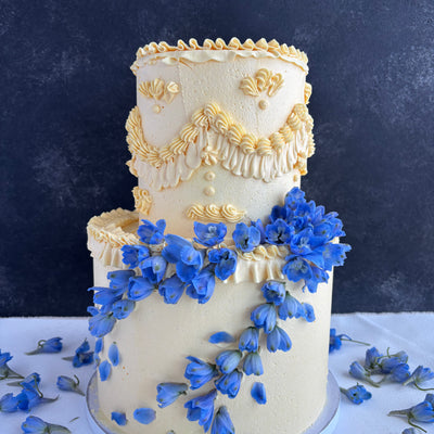 Elegant wedding cakes Oahu. Lambeth style wedding cake with fresh flowers. Pastel yellow lambeth wedding cakes Honolulu. 