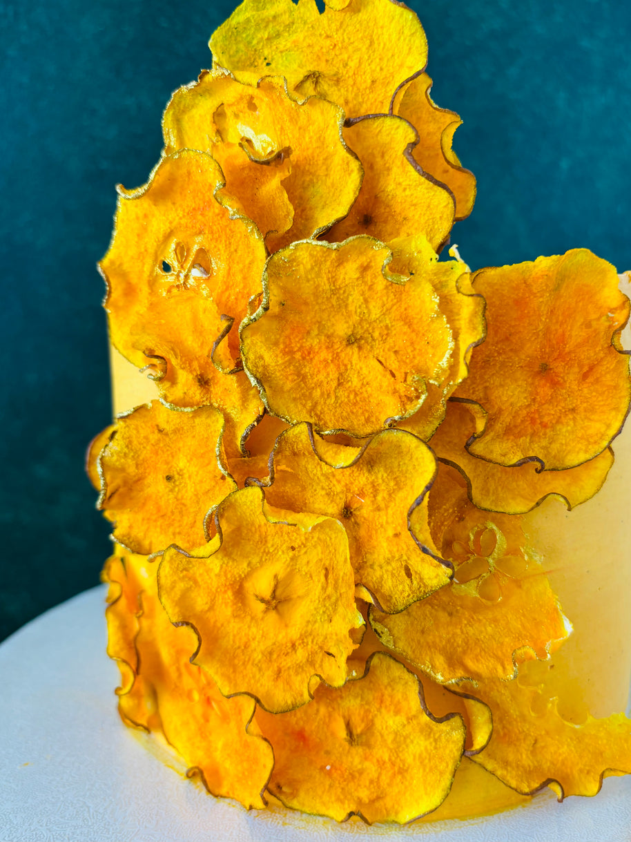 One tier round cake, pear ruffles decoration, buttercream frosting. The flavor is vanilla sponge with vanilla chantilly and fresh hawaiian mango.