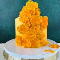 One tier round cake, pear ruffles decoration, buttercream frosting. The flavor is vanilla sponge with vanilla chantilly and fresh hawaiian mango.
