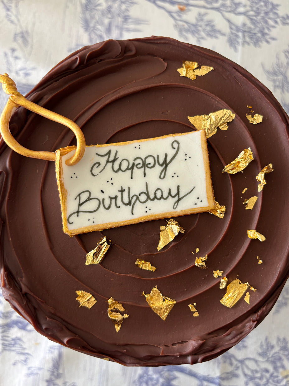 Custom cakes Oahu. Happy Birthday tags on cakes. Happy Birthday writing on custom cakes.